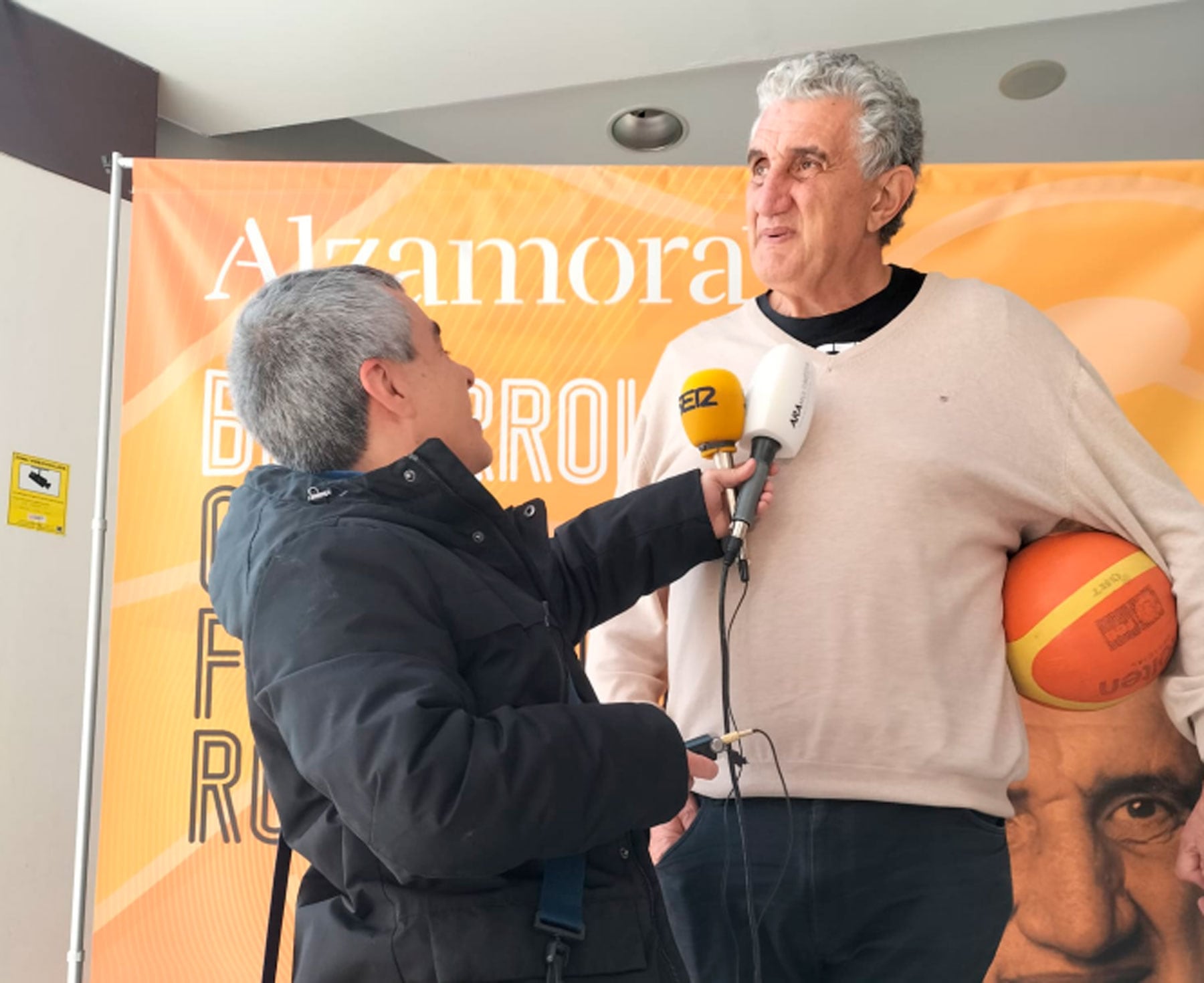 Imagen de archivo de Fernando Romay, atendiendo al micrófono de Radio Alcoy en una entrevista