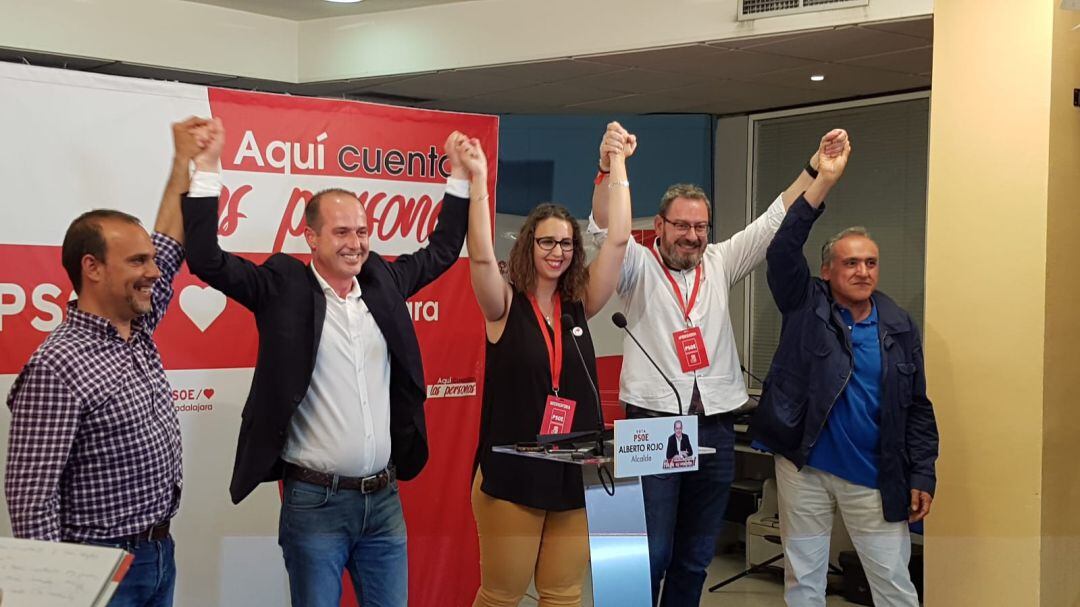 Dirigentes del PSOE celebrando la victoria en la noche electoral.