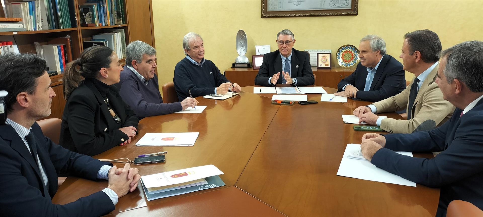 Consejeros del Gobierno regional y representantes de la CHS, entre ellos, su presidente, en la reunión celebrada este lunes