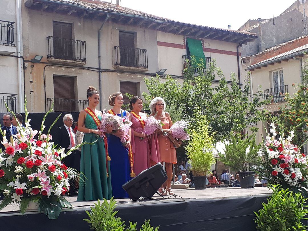 Las reinas de las fiestas, Esmeralda, Rosalía e Ines (de izq. a dch), junto a la pregonera, Teresa Arija.