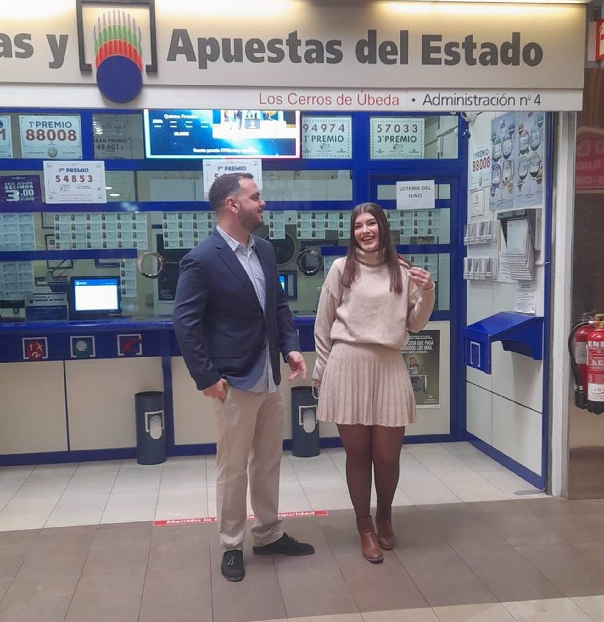 Alejandro Balboa y Benito Almazan, responsables de la administración de lotería que ha repartido cuatro series del tercer premio.