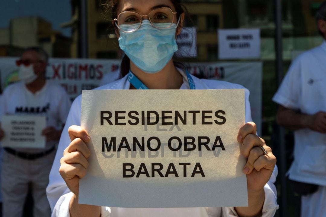 Profesionales sanitarios convocados por &quot;Sanitarios en lucha&quot;, un movimiento que agrupa personas, trabajadores ,usuarios y organizaciones presentes en diferentes ámbitos de la salud, se han concentrado este miércoles ante el Sant Pau de Barcelona en defensa de sus derechos como trabajadores y usuarios