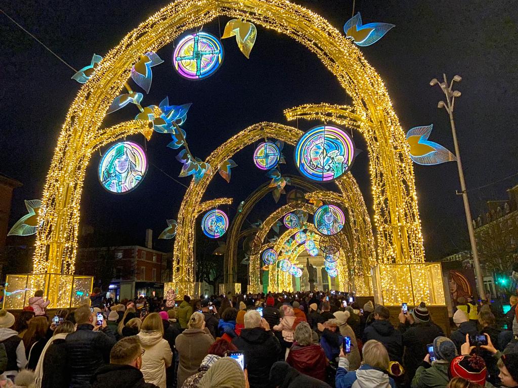 Espectáculo de luz en Dundalk (Irlanda), armado por Ximénez Group