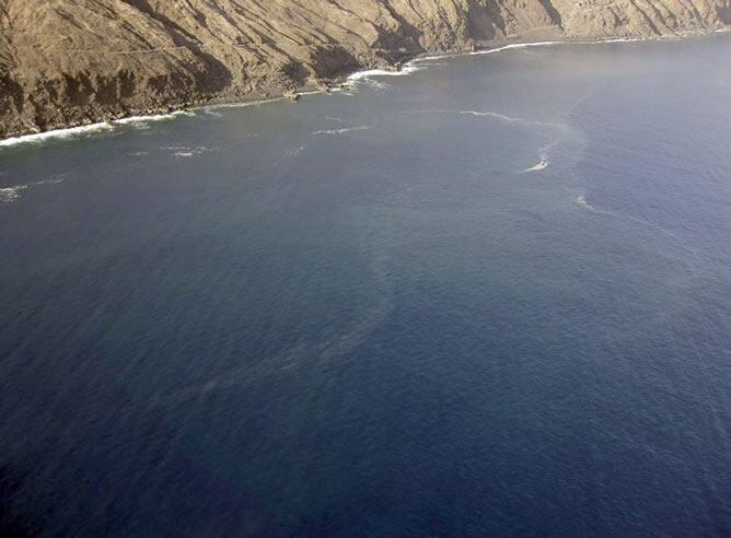 Foto facilitada por el Grupo de Emergencias y Salvamento que ha avistado hoy sobre el Mar de las Calmas, a unos 180 metros de la costa de la isla canaria de El Hierro, burbujeo y una mancha blanca, cuyo origen los científicos no han podido aún determinar.