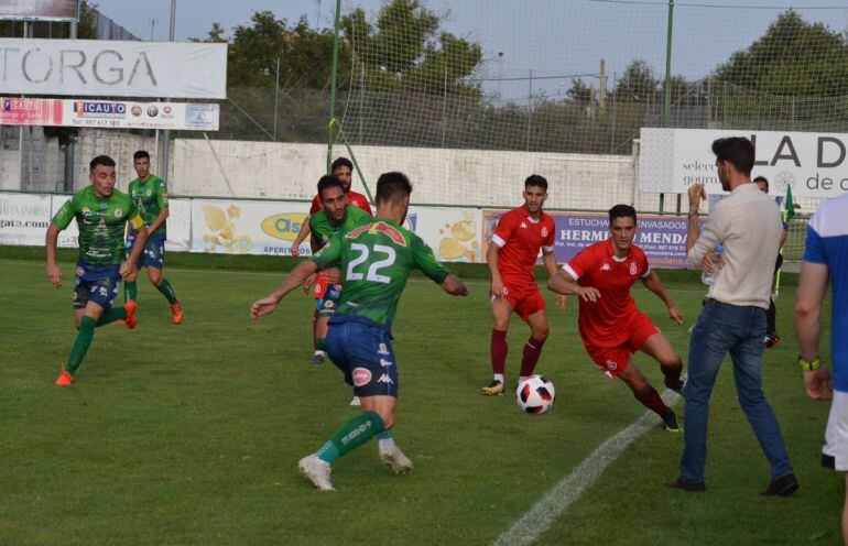 Magallán y Taranilla pugnan por una pelota dividida ante la mirada de Cea