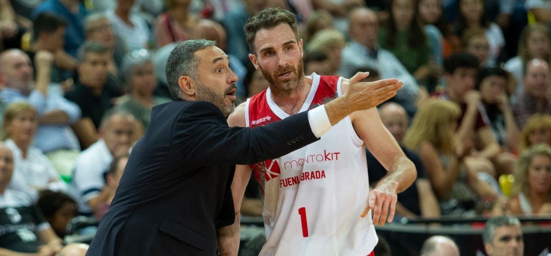 Cuspinera da instrucciones a Urtasun durante un partido esta temporada.