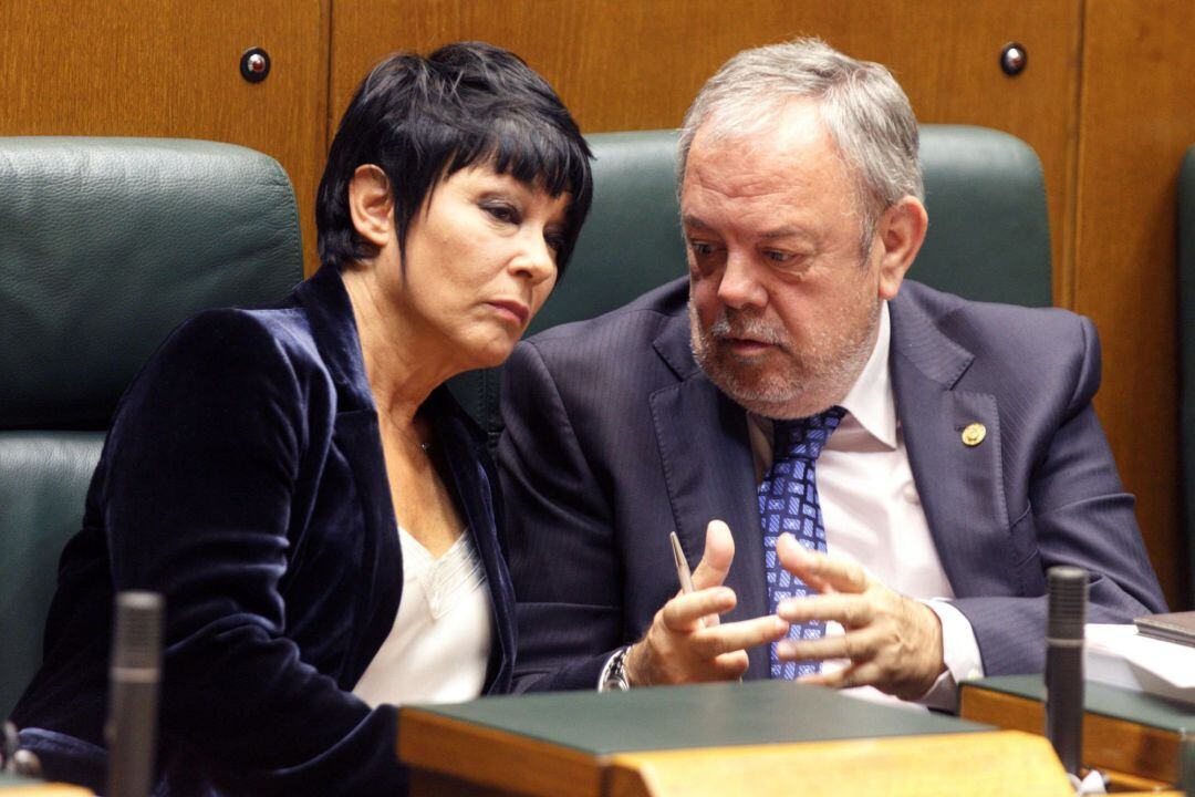 El consejero de Hacienda, Pedro Azpiazu, y la portavoz de EHBildu, Maddalen Iriarte, charlan durante el pleno de control que celebra el Parlamento Vasco.