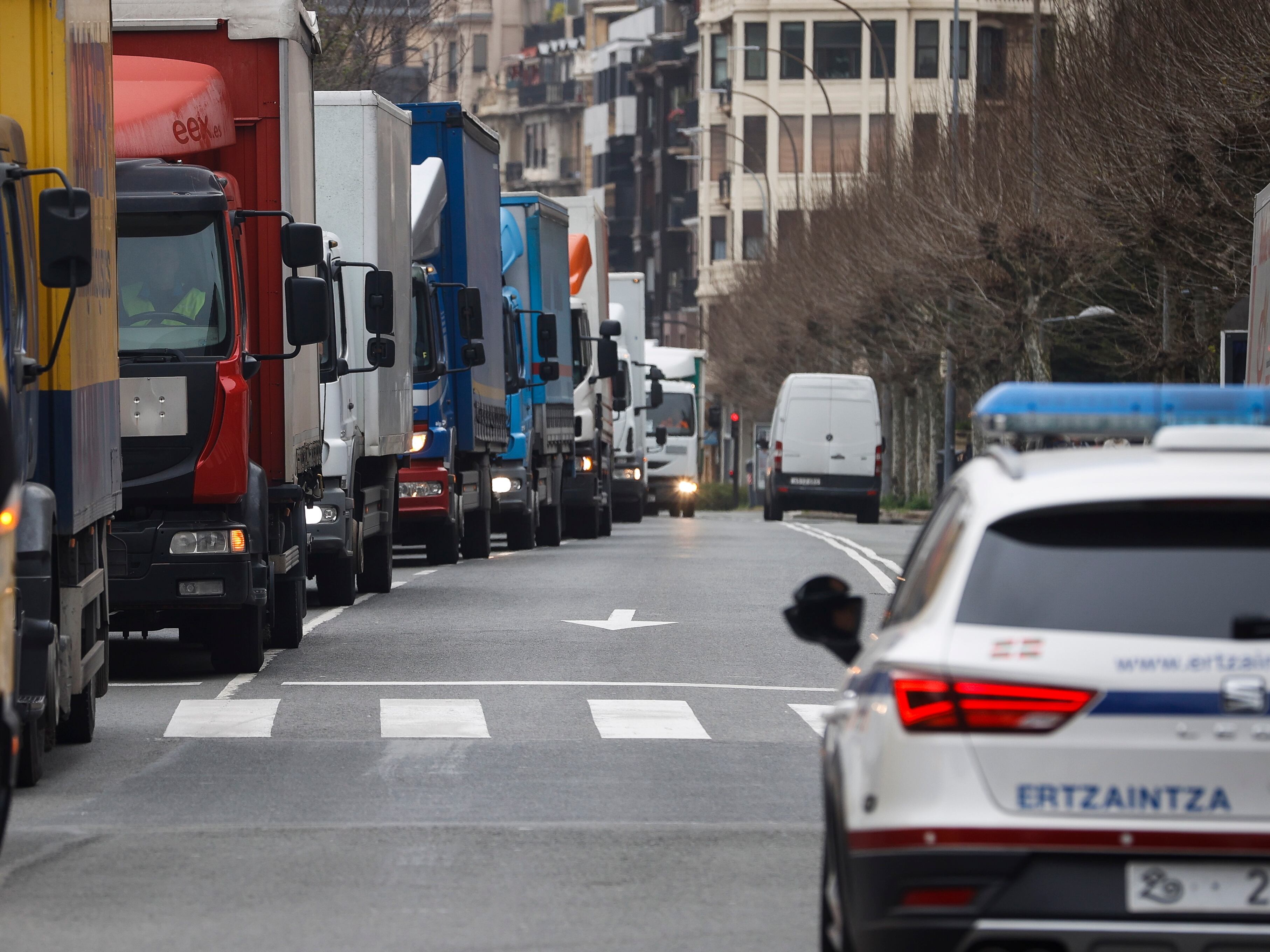 SAN SEBASTIÁN, 16/03/2022.- Una caravana de camiones ha recorrido este miércoles las calles de San Sebastián. Los piquetes de transportistas que secundan la huelga convocada por la minoritaria Plataforma en Defensa del Sector del Transporte de Mercancías por Carretera Nacional e Internacional, al que en Euskadi se ha sumado el sindicato Hiru, siguen endureciendo en este tercer día de paro sus acciones de presión contra las firmas de logística que no los secundan. EFE/Javier Etxezarreta
