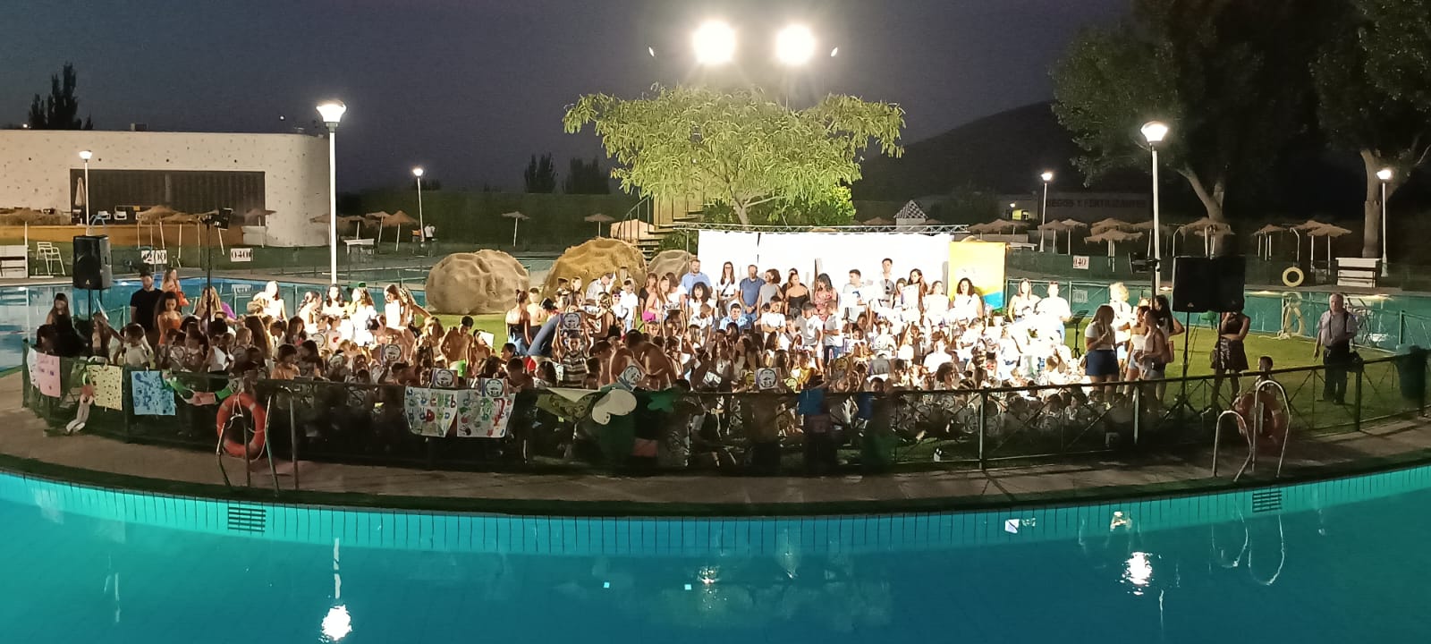 Foto de familia con los niños/as, monitores y miembros del equipo de gobierno