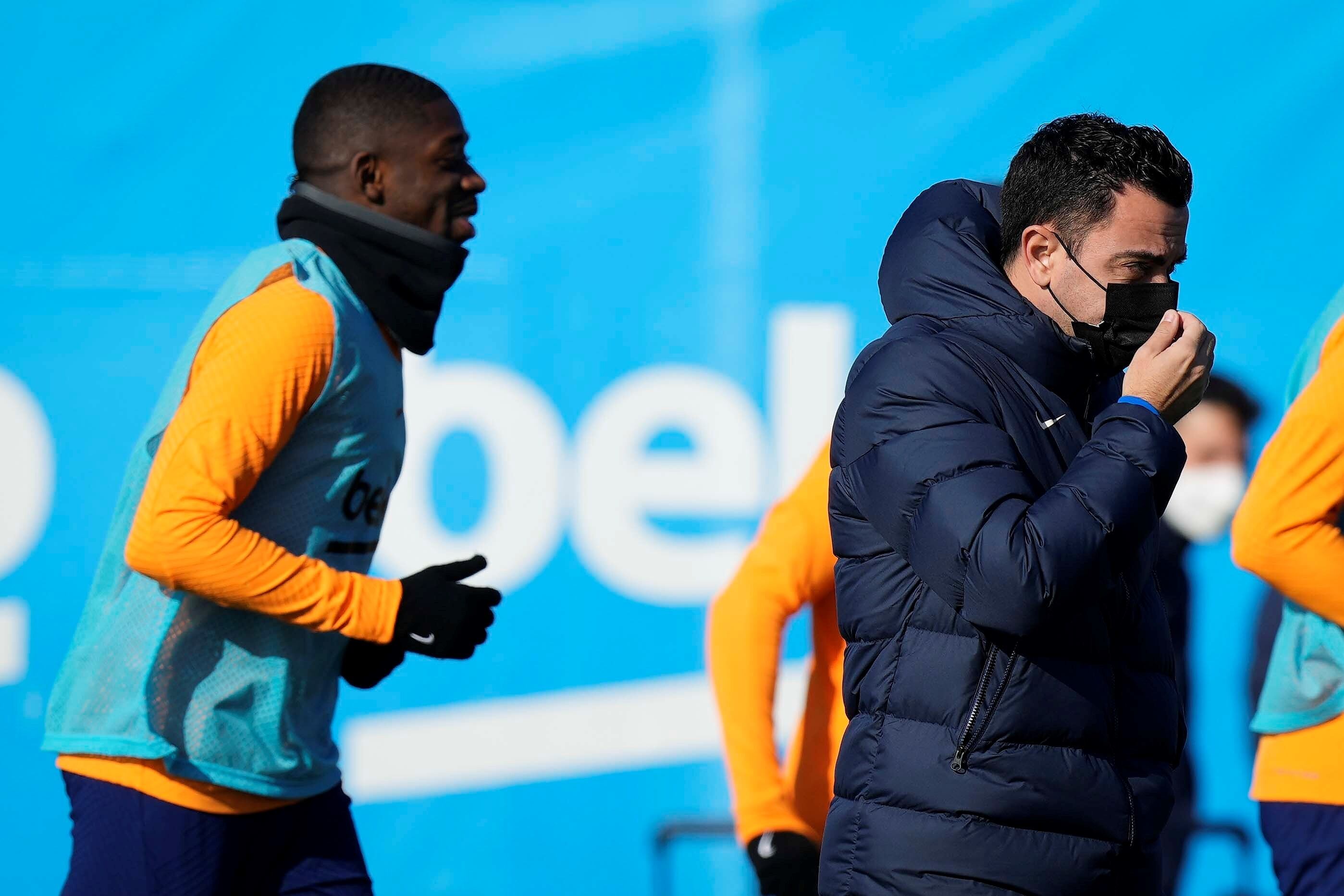 GRAF4079. SANT JOAN D´ESPÍ (BARCELONA), 22/01/2022.- El delantero francés Ousmane Dembele (i) junto a su entrenador, Xavi Hernández (d), durante el entrenamiento del primer equipo del FC Barcelona, previo al enfrentamiento de liga contra el Alavés. EFE/ Enric Fontcuberta.
