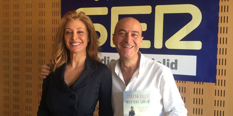 Teresa Viejo y Carlos Flores en los estudios de la radio