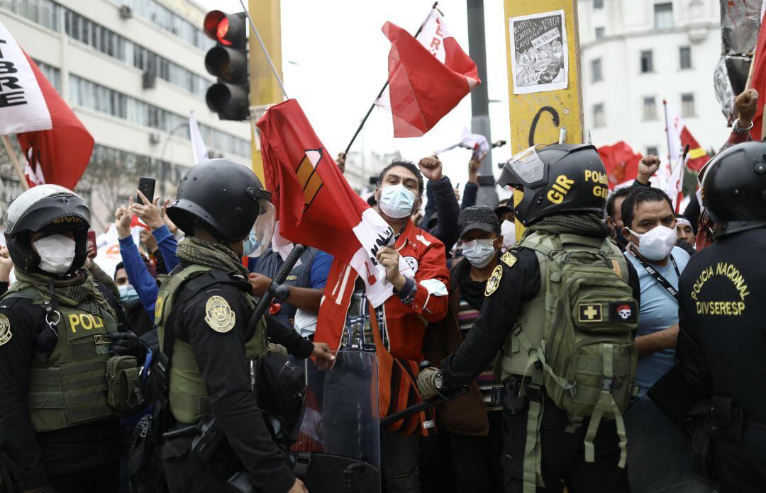 Simpatizantes del candidato presidencial Pedro Castillo se manifiestan hoy cerca a una protesta realizada por seguidores de su rival, la derechista Keiko Fujimori, en el centro histórico de Lima (Perú).