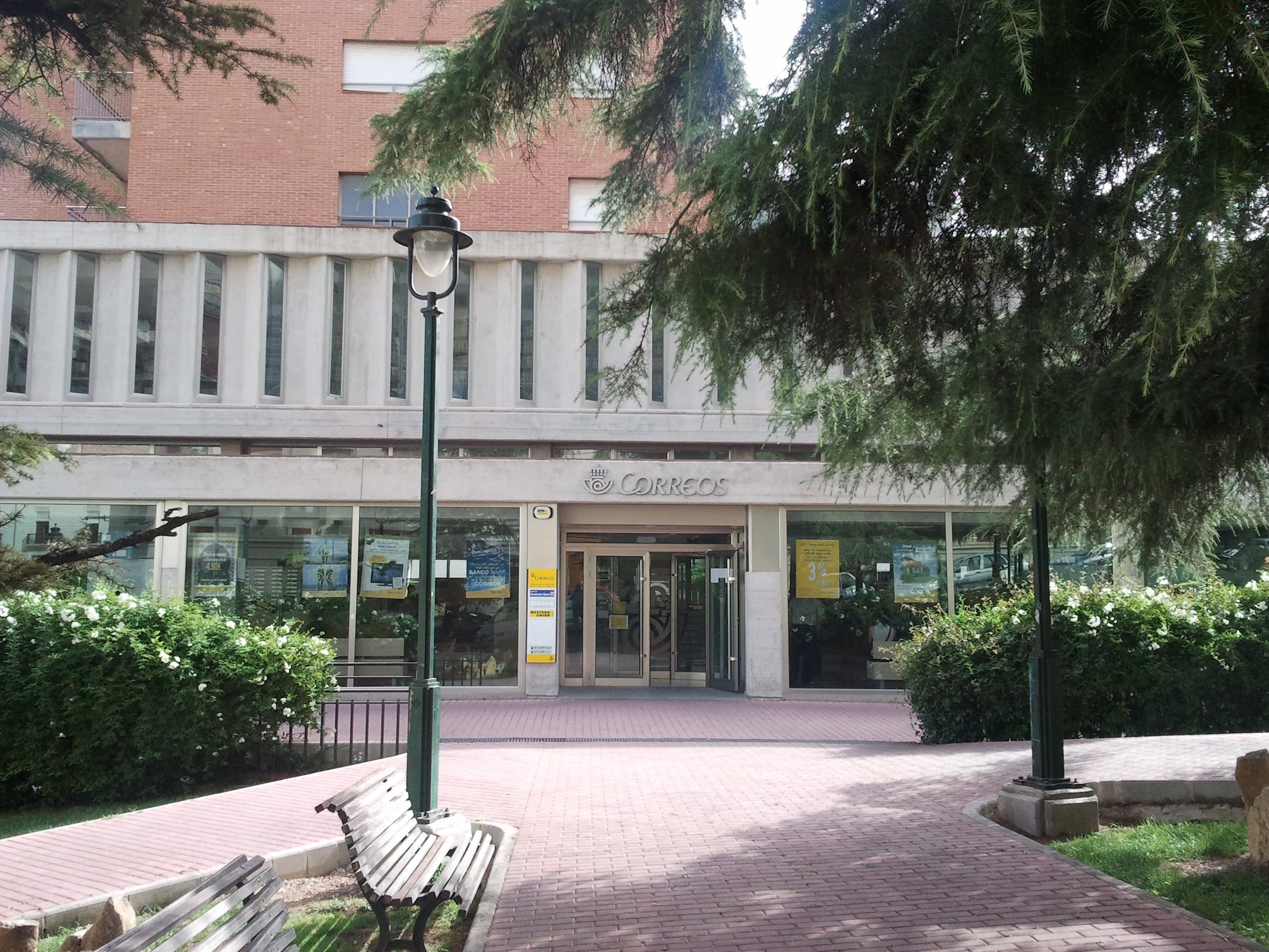 Imagen de archivo de la entrada al edificio de Correos, en la plaza Pintor Emilio Sala de Alcoy.