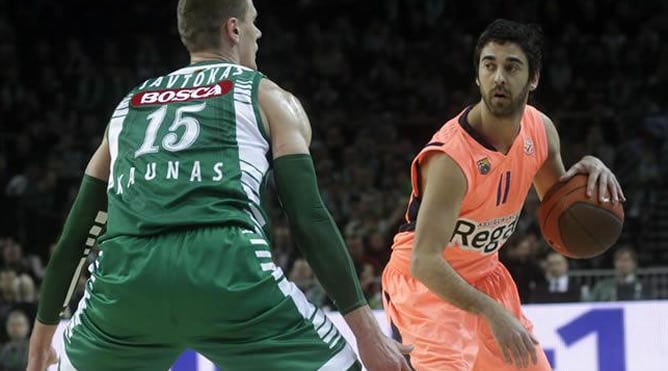 Juan Carlos Navarro lleva la pelota en un partido de la Euroliga disputado en Kaunas