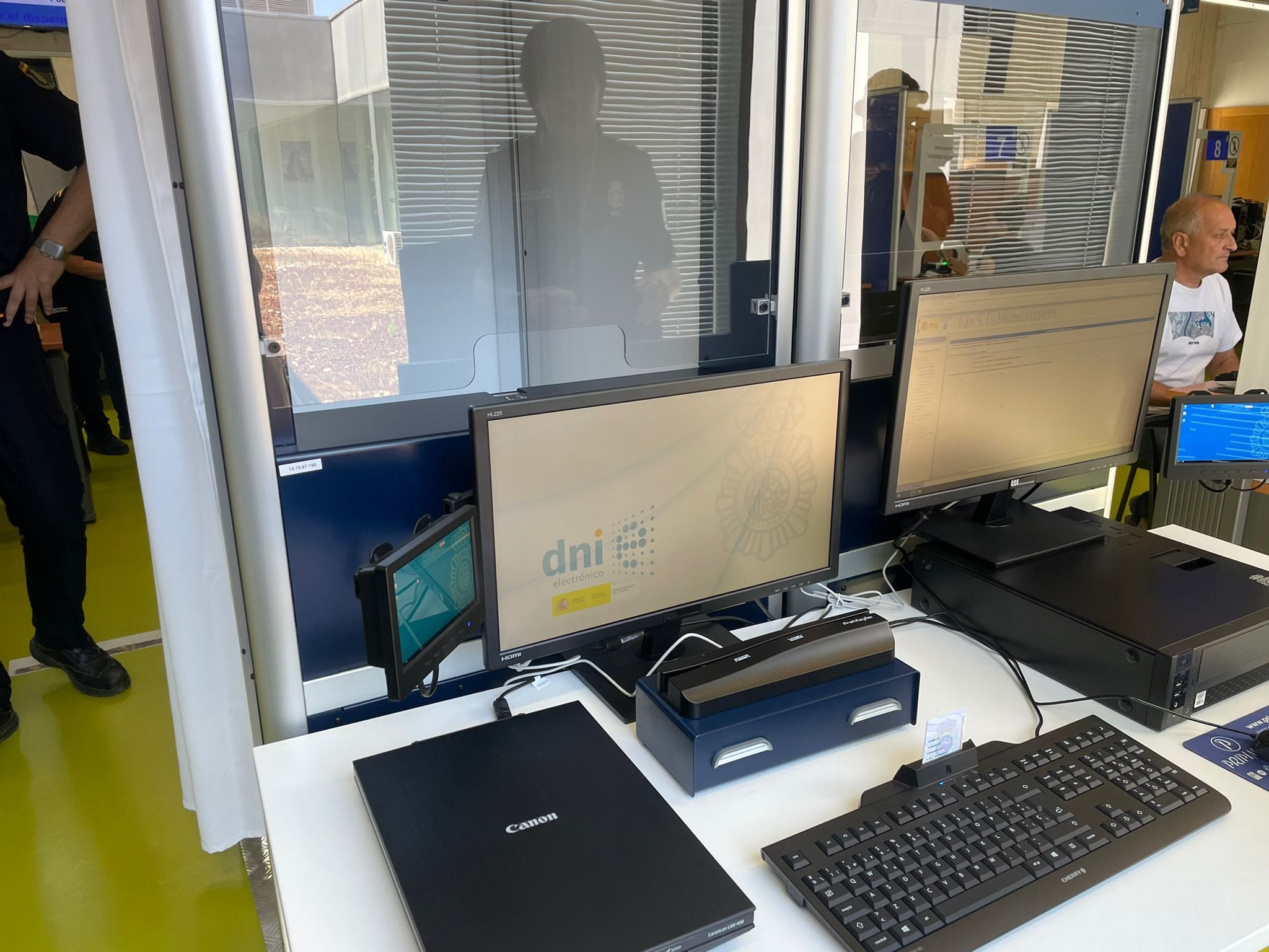 Cabina de DNI Express en la Comisaría de la Policía Nacional de Albacete.