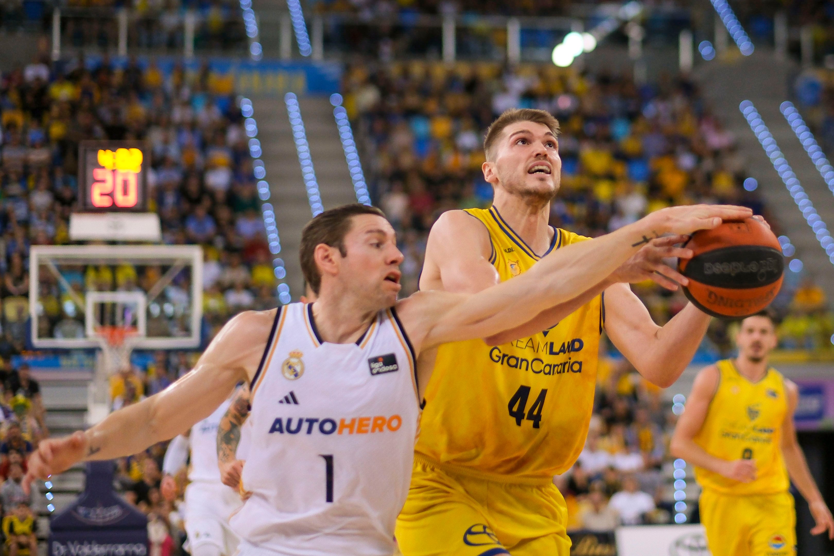 LAS PALMAS DE GRAN CANARIA. 28/01/2024.- Ben Lammers (d) y Fabien Causeur (i), jugadores del Dreamland Gran Canaria y del Real Madrid, durante el partido de la jornada 20 de la Liga Endesa, que ambos equipo han disputado hoy en el Gran Canaria Arena. EFE/ Ángel Medina G.
