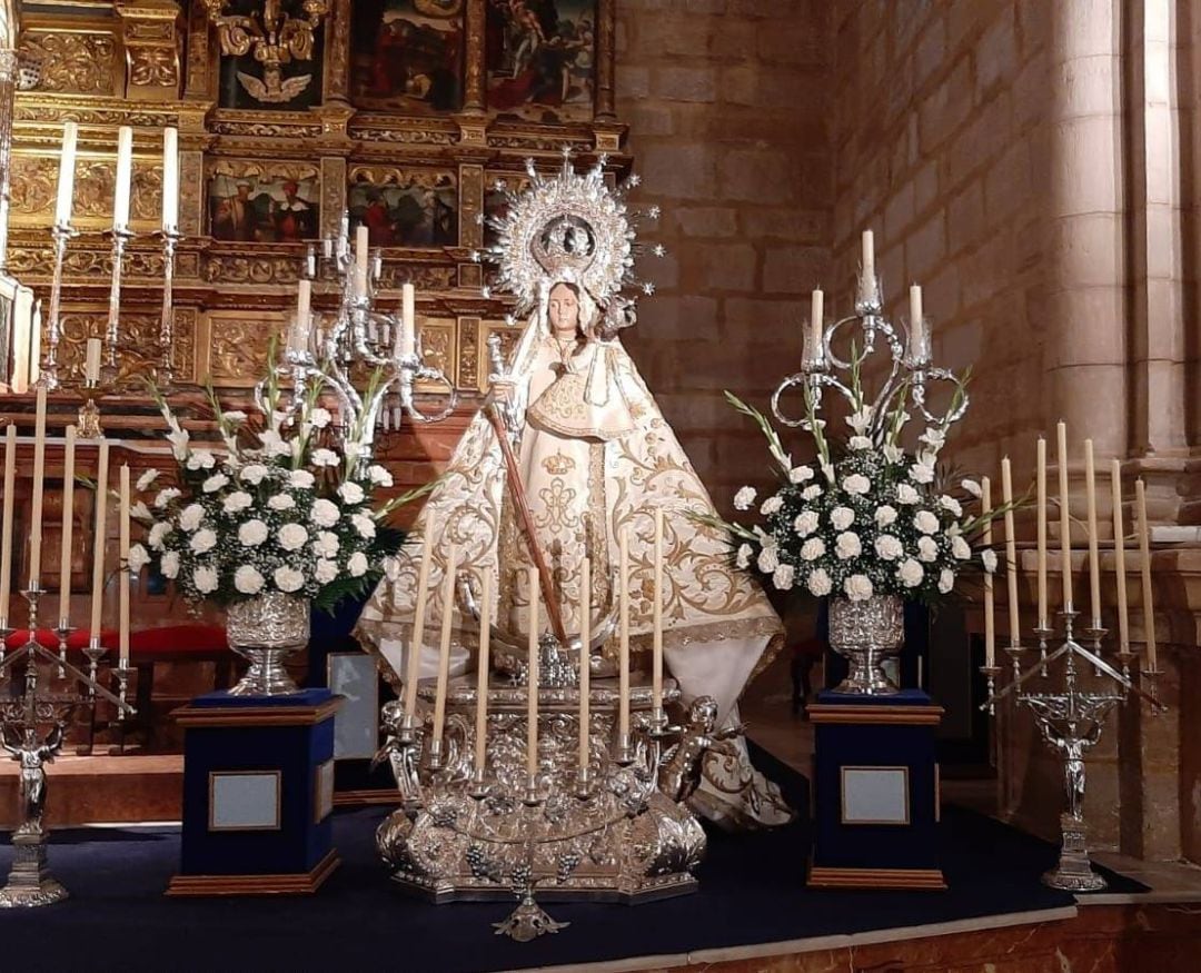 Virgen de Linarejos en el altar de la Basílica de Santa María.