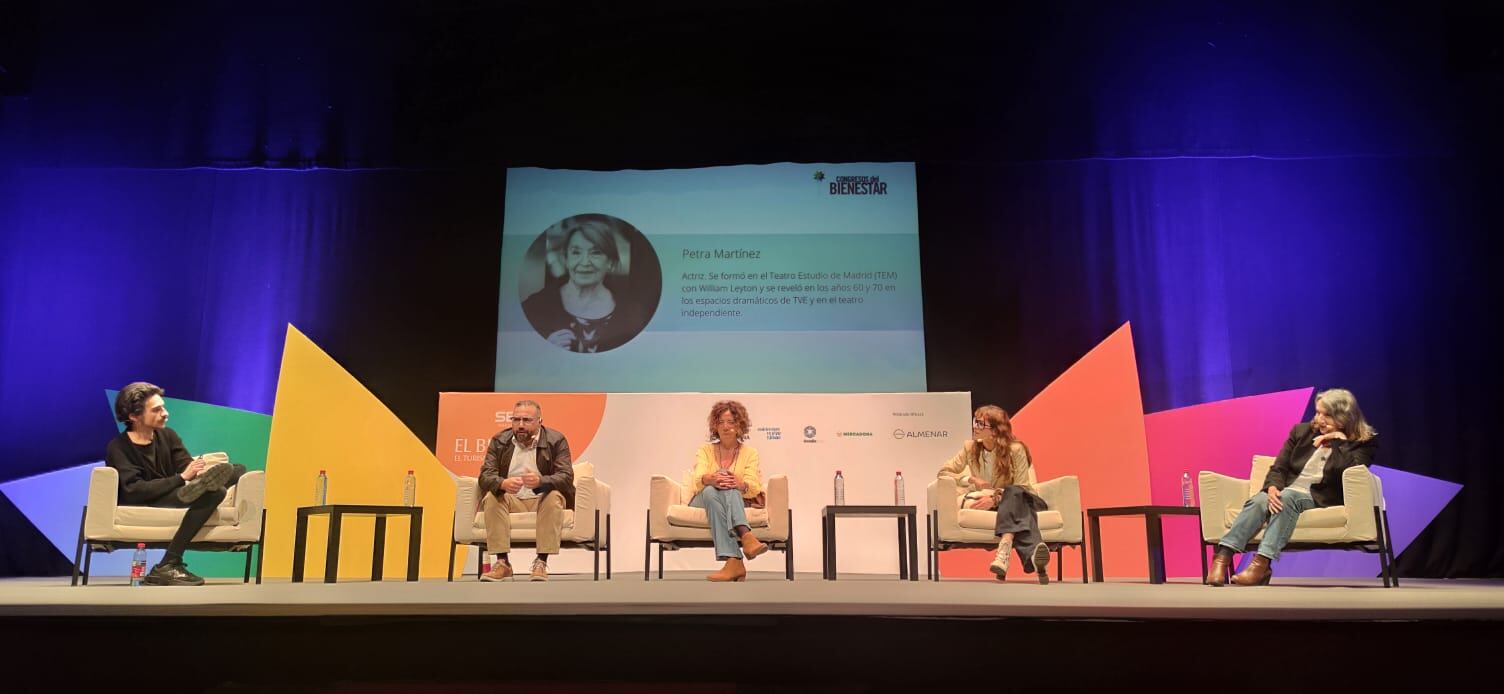 Jaime García Cantero, Juan Zafra, Marta Durany, Maggie Civantos, y Petra Martínez hablando de &#039;Vacaciones a prueba de tecnología en los Congresos del Bienestar