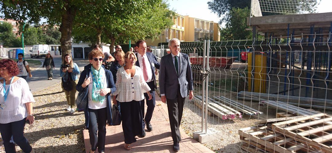 El consejero de Sanidad junto al futuro edificio del centro