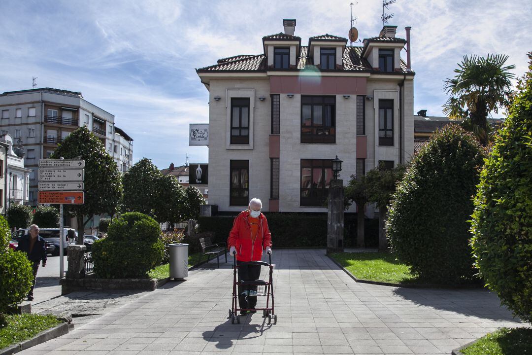 Uan persona mayor paseando en un parque de Noreña, Asturias.