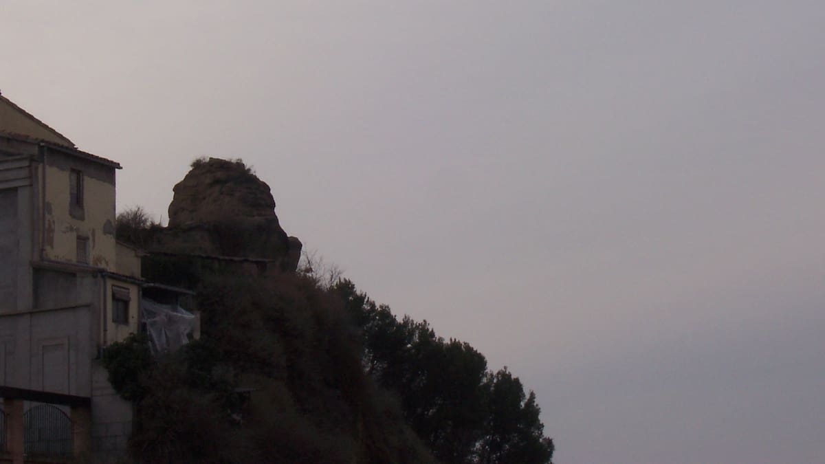 Montañeros de Aragón de Barbastro "monta" el belén urbano en La Peñeta
