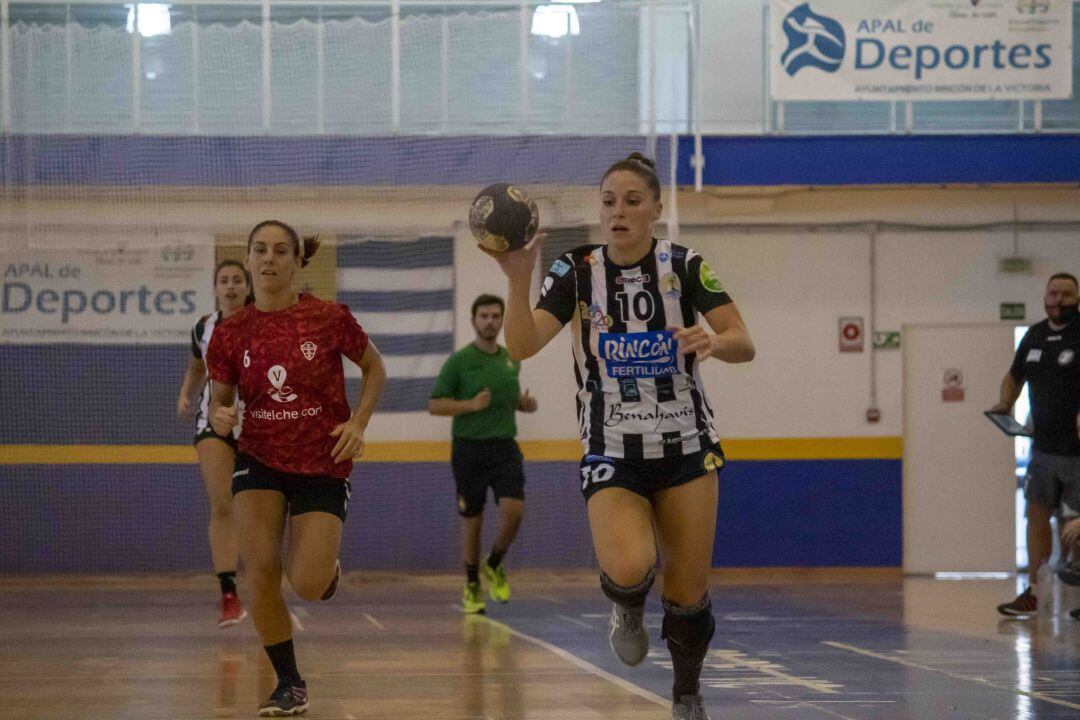 Sole López bota el balón en un partido