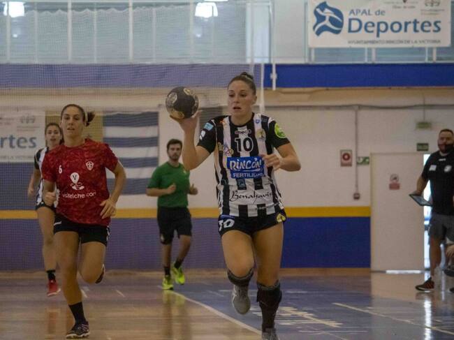 Sole López bota el balón en un partido