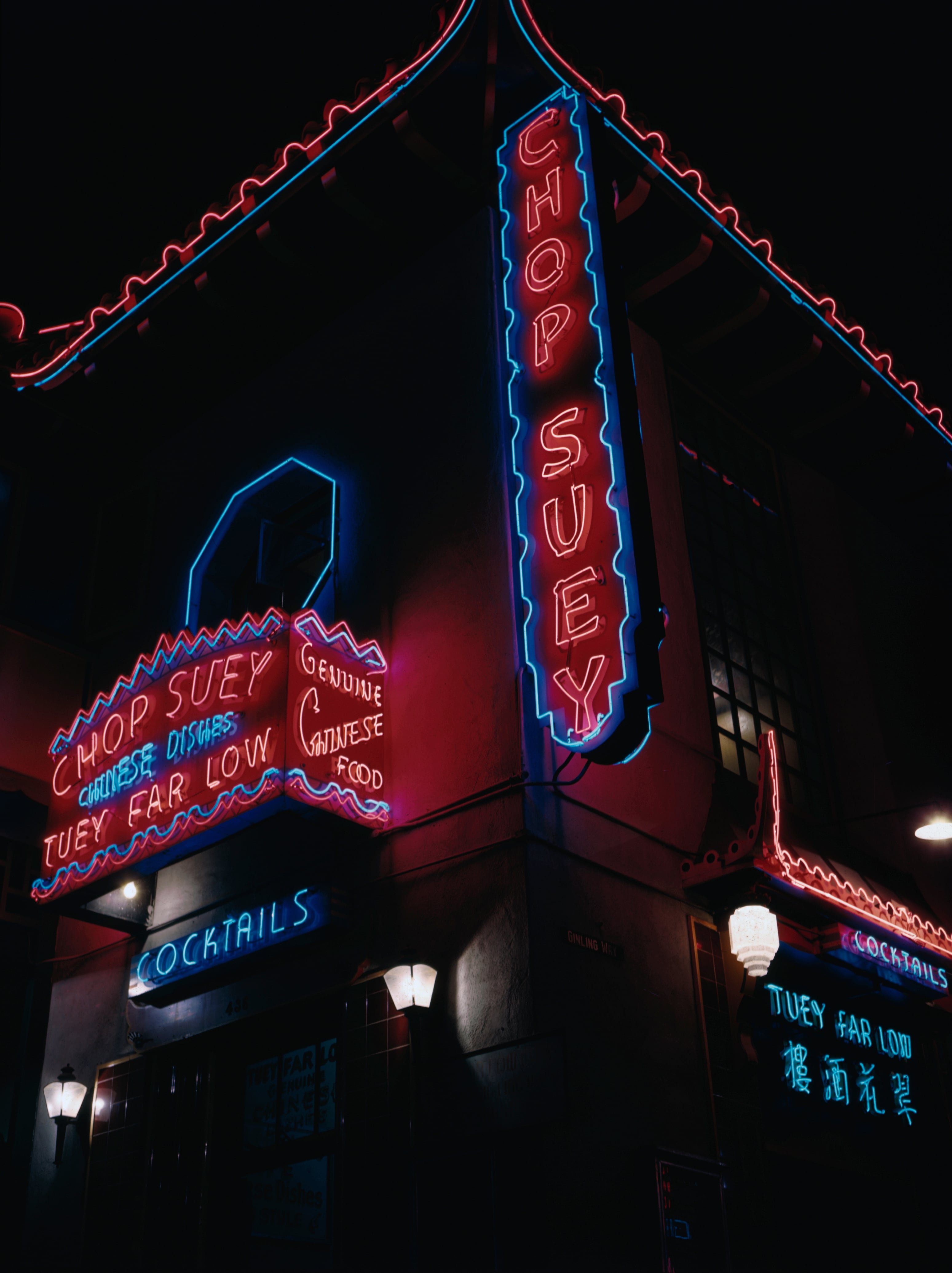 Foto del restaurante Chop Suey de Tuey Far Low en Ginling Way, Los Ángeles, con su típica puerta de entrada china.