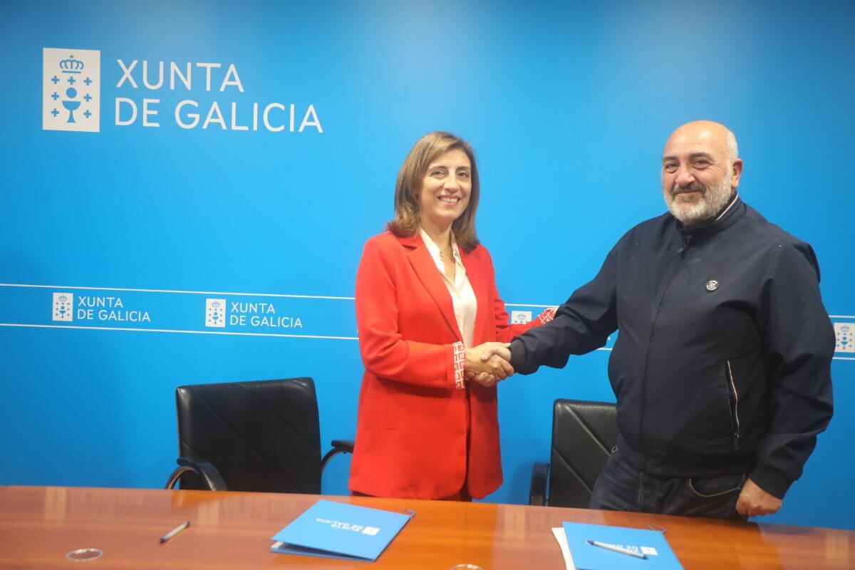 Ángeles Vázquez y Julio Iglesias, en la firma del acuerdo (foto: Xunta de Galicia)