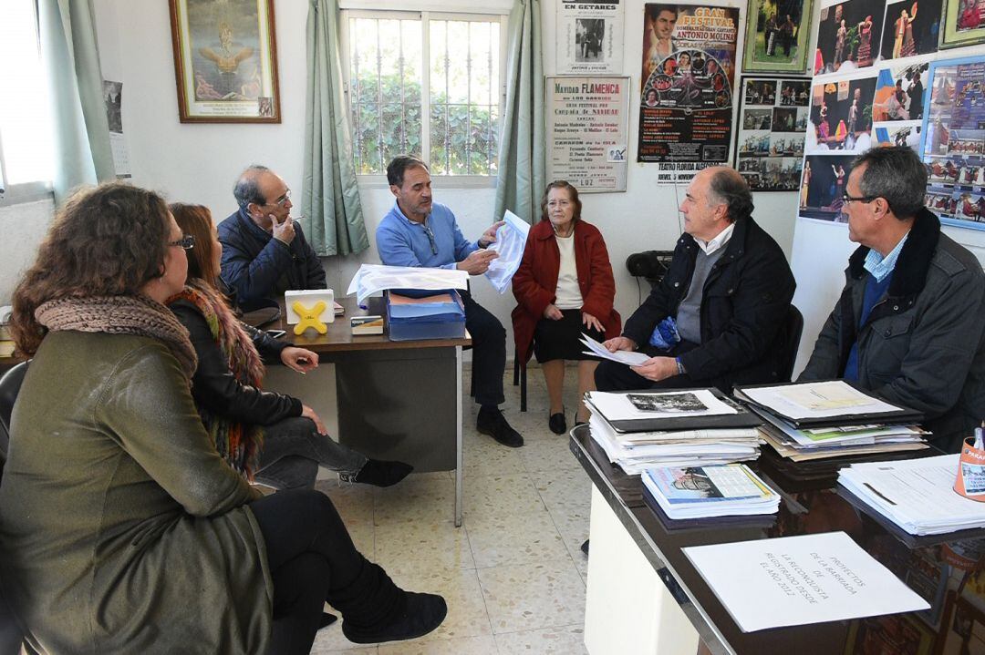 El arquitecto municipal, Pedro Lechuga, explica a los vecinos el proyecto de mejora del barrio, en presencia del alcalde de la ciudad, José Ignacio Landaluce