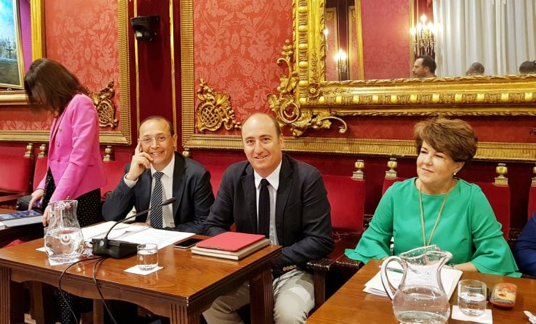 Parte de los concejales del grupo del PP en el Ayuntamiento de Granada: Rocío Díaz (revisando un expediente) y Fernando Egea, Juan García Montero y Telesfora Ruiz, justo antes de comenzars un pleno