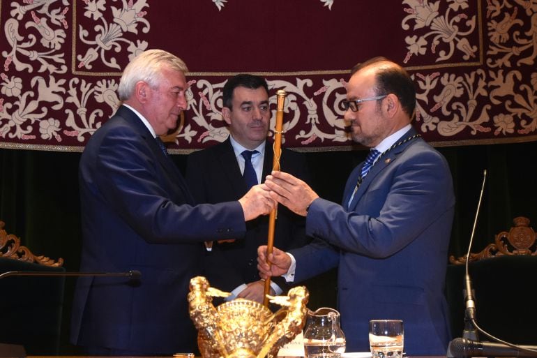 El rector saliente, Juan Viaño entrega el bastón de mando de la USC a Antonio López