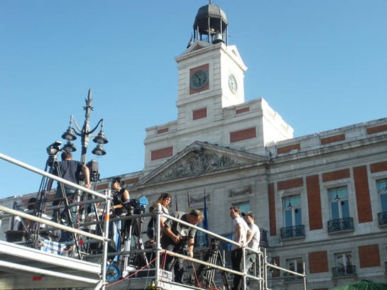 Los medios de comunicación se instalan en la Puerta del Sol de Madrid para retransmitir los discursos de los líderes sindicales tras las marchas del 29-S.