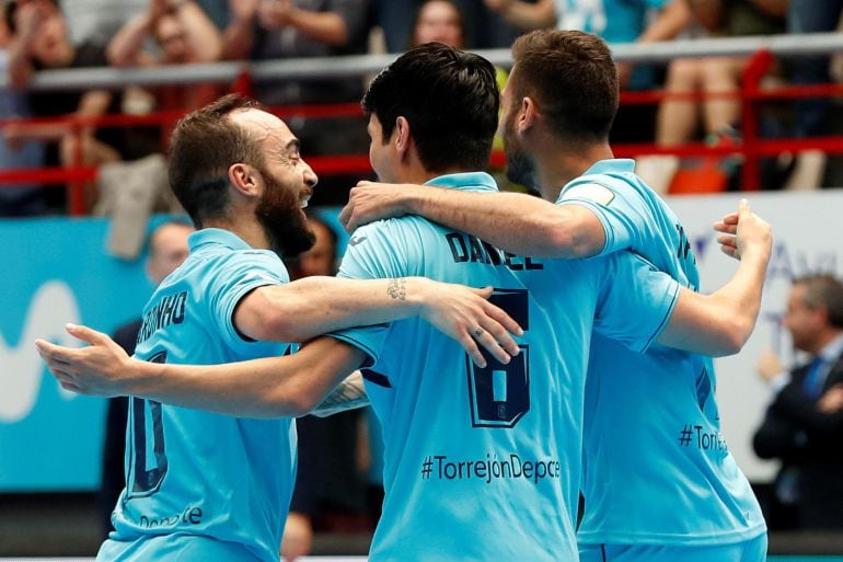  Los jugadores del Movistar celebran el segundo gol ante el Barcelona, en el segundo partido de la final de la Liga de fútbol sala que se disputa en el pabellón Jorge Garbajosa de Torrejón de Ardoz. 