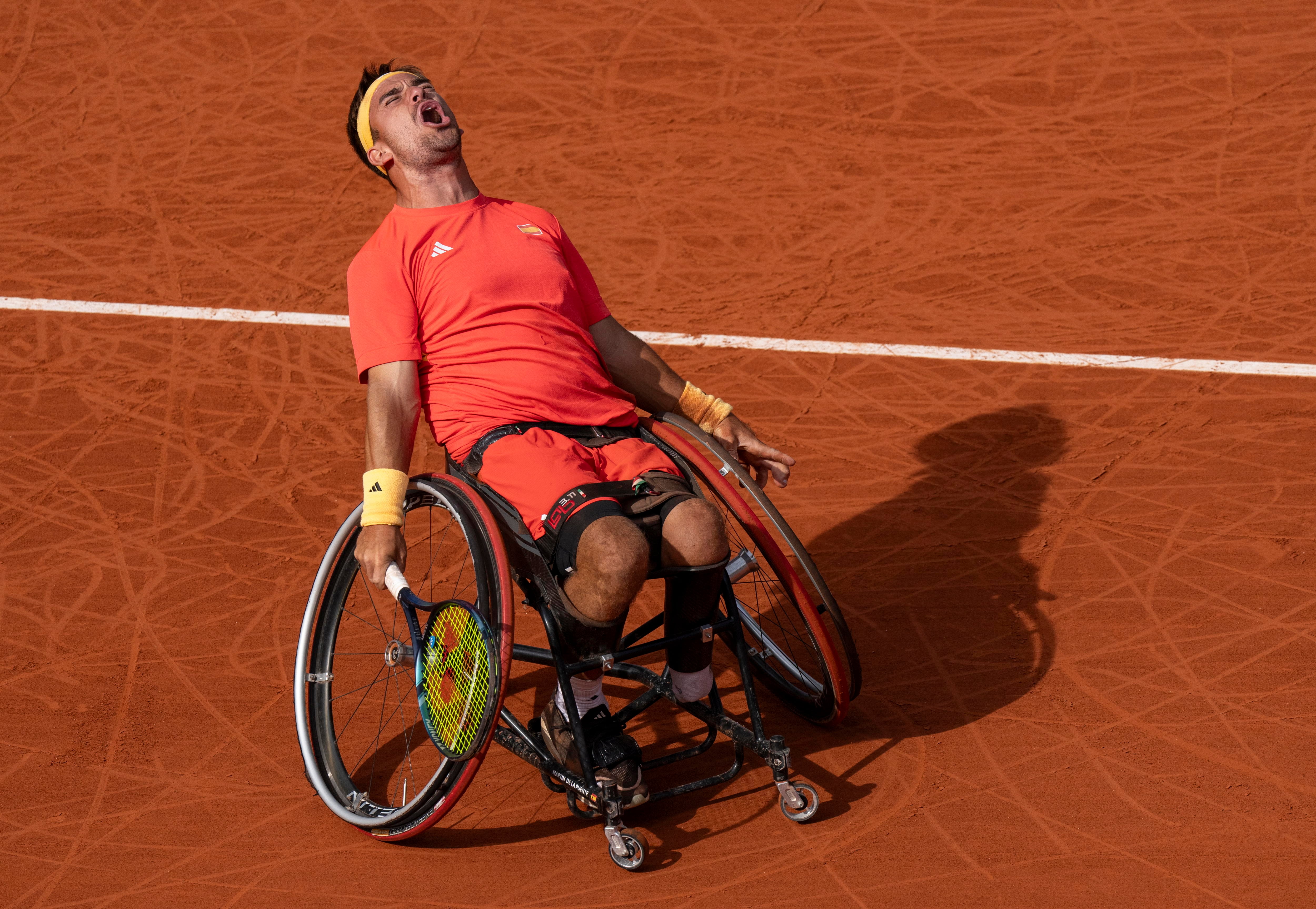 Paris (France), 04/09/2024.- A handout photo made available by OIS/IOC shows Martin De La Puente of Spain celebrates winning his match against Stephane Houdet France at the Wheelchair Tennis Men&#039;Äôs Single Quarter-Finals at Roland-Garros Stadium, court Philippe Chatrier at the Paris 2024 Paralympic Games, Paris, France, 04 September 2024. (Tenis, Francia, España) EFE/EPA/Bob Martin for OIS/IOC HANDOUT EDITORIAL USE ONLY/NO SALES
