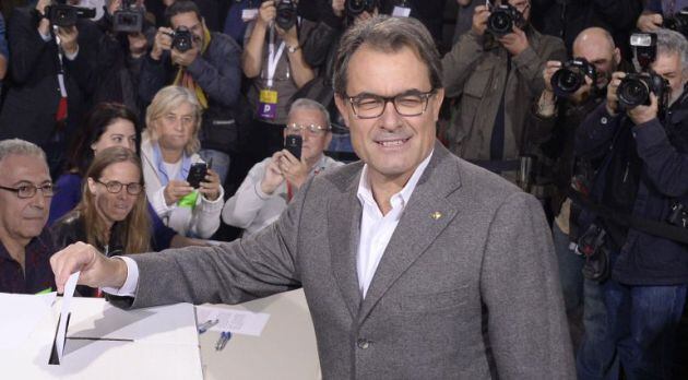 Artur Mas vota durante la consulta del 9N de 2014