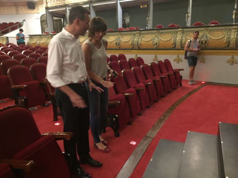 El Alcalde y la concejal de Cultura visitando el resultado del cambio de moqueta del Gran Teatro