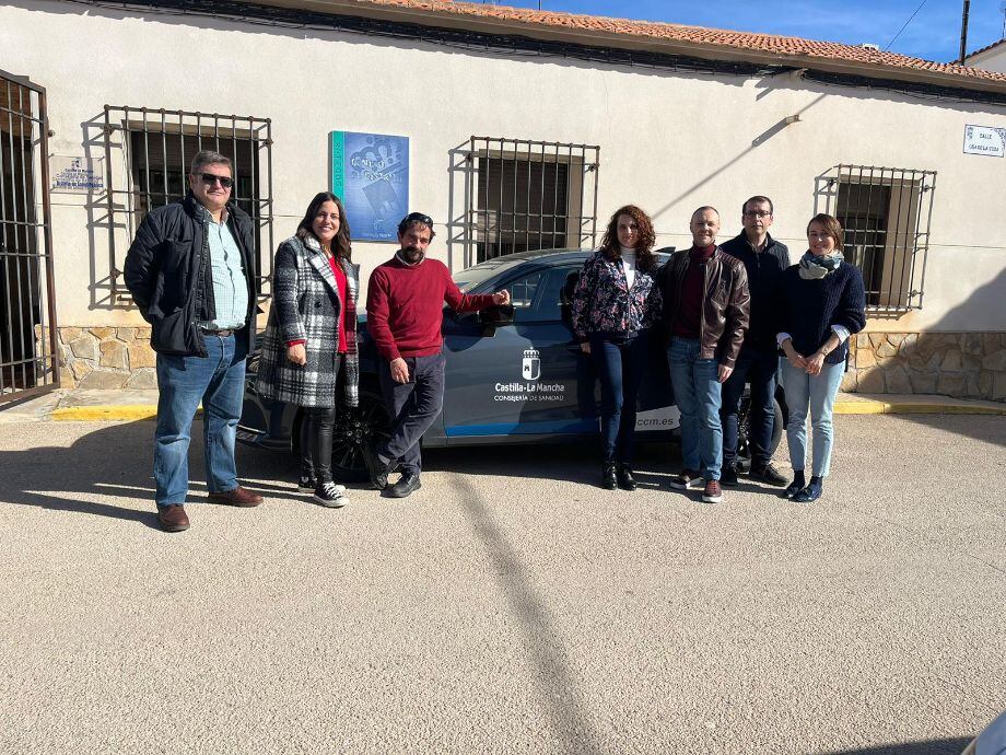 Entrega del vehículo a la alcaldesa de Belmonte