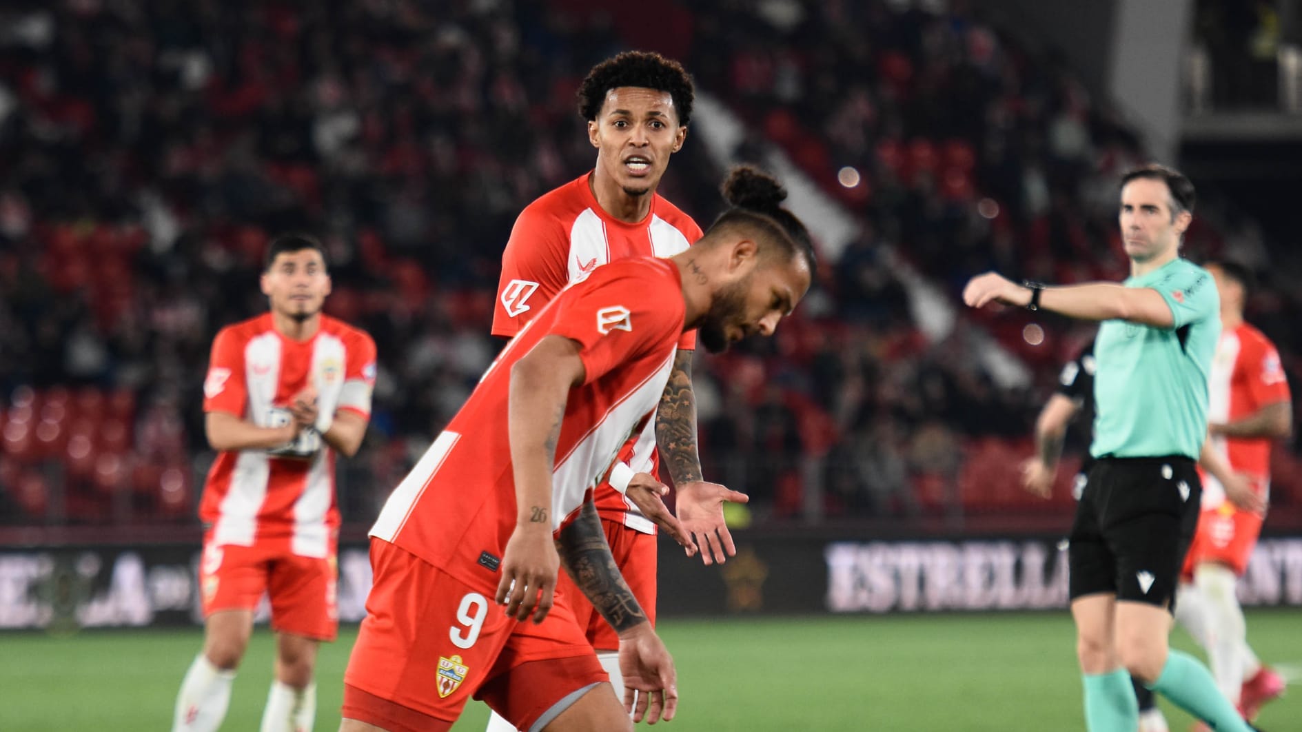 La imagen del partido con Lázaro Vinicius y Luis Suárez discutiendo. La situación fue subiendo de temperatura.