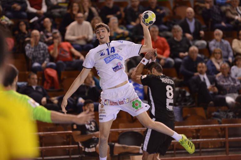 David Fernández seguirá dos temporadas más en el ABANCA Ademar