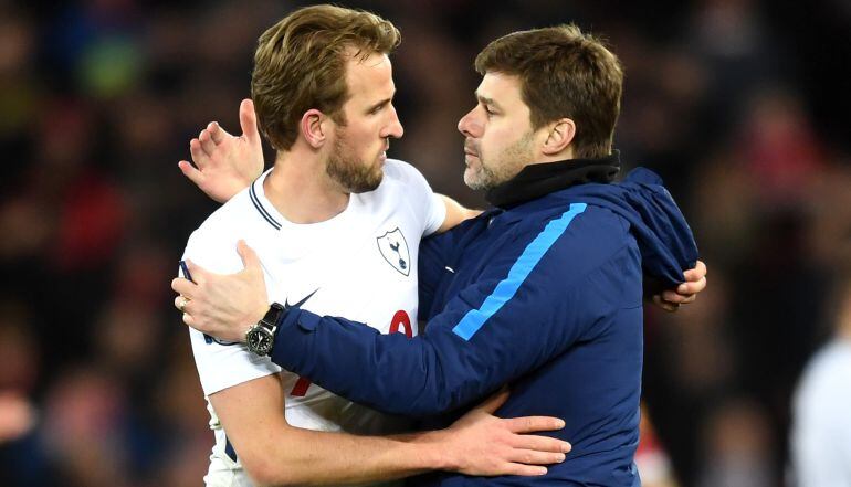 Pochettino abraza a Kane después de un partido 