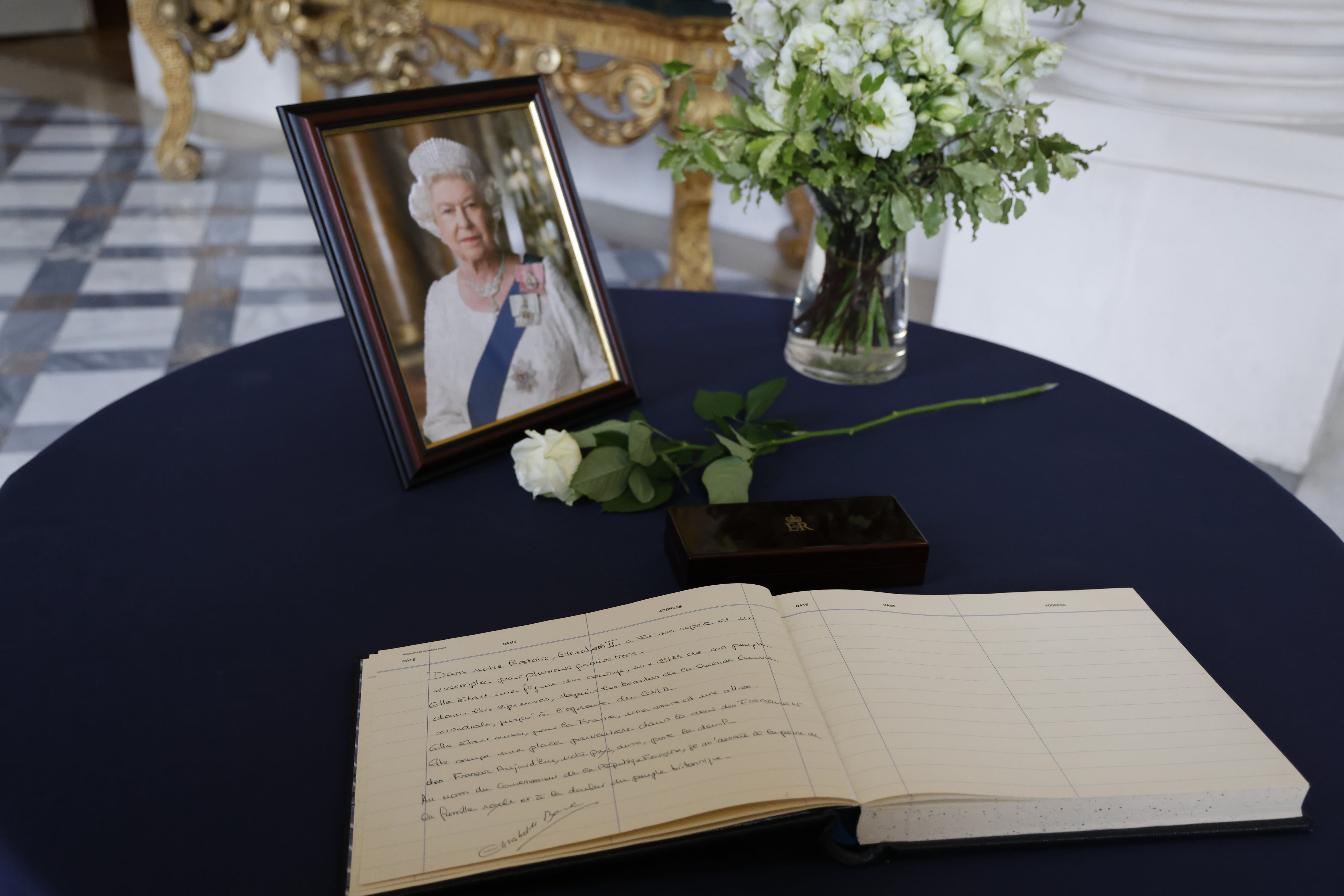 Libro de condolencias para despedir a Isabel II en París