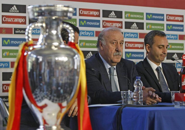 GRA278 ALICANTE, 19/10/2015.- El seleccionador nacional, Vicente del Bosque, junto al presidente de la Diputación Provincial, César Sánchez, en la presentación del partido amostoso España-Inglaterra que se jugará el 13 de noviembre en el Rico Pérez de Alicante. EFE/MORELL