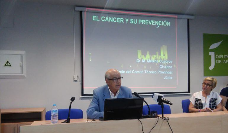 El doctor Medina Cuadros en su conferencia sobre la prevención del cáncer en las VII Jornadas de la Salud de Jódar