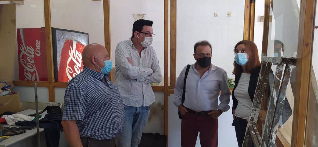 El concejal de Seguridad Ciudadana y Tráfico, Miguel Castro y la edil de Participación Ciudadana, Eva Funes, visitan el Centro de Barrio Municipal del Polígono del Valle Antonio Liébanas