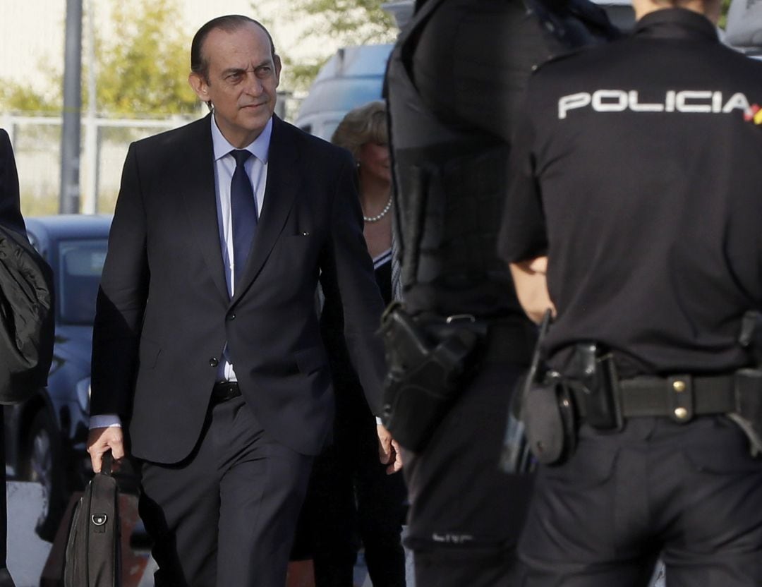 El exsecretario de Estado de Hacienda y exvicepresidente de Caja Madrid, Estanislao Rodríguez-Ponga, llegando a la Audiencia Nacional en San Fernando de Henares, en una imagen de archivo de las &#039;tarjetas black&#039;.