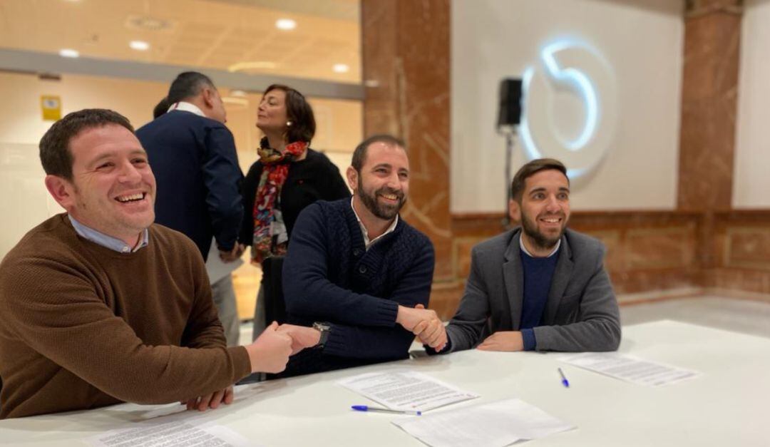 Los portavoces del equipo de gobierno, Ignasi Garcia (Compromís), Omar Braina (PSPV) y Fernando Navarro (Podem), esta tarde en el Menador