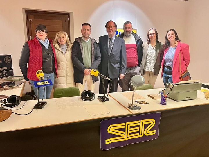 El presidente del Consejo de Radio Segovia, Luis Antonio Hernández junto al alcalde y los miembros del equipo de gobierno de Cuéllar