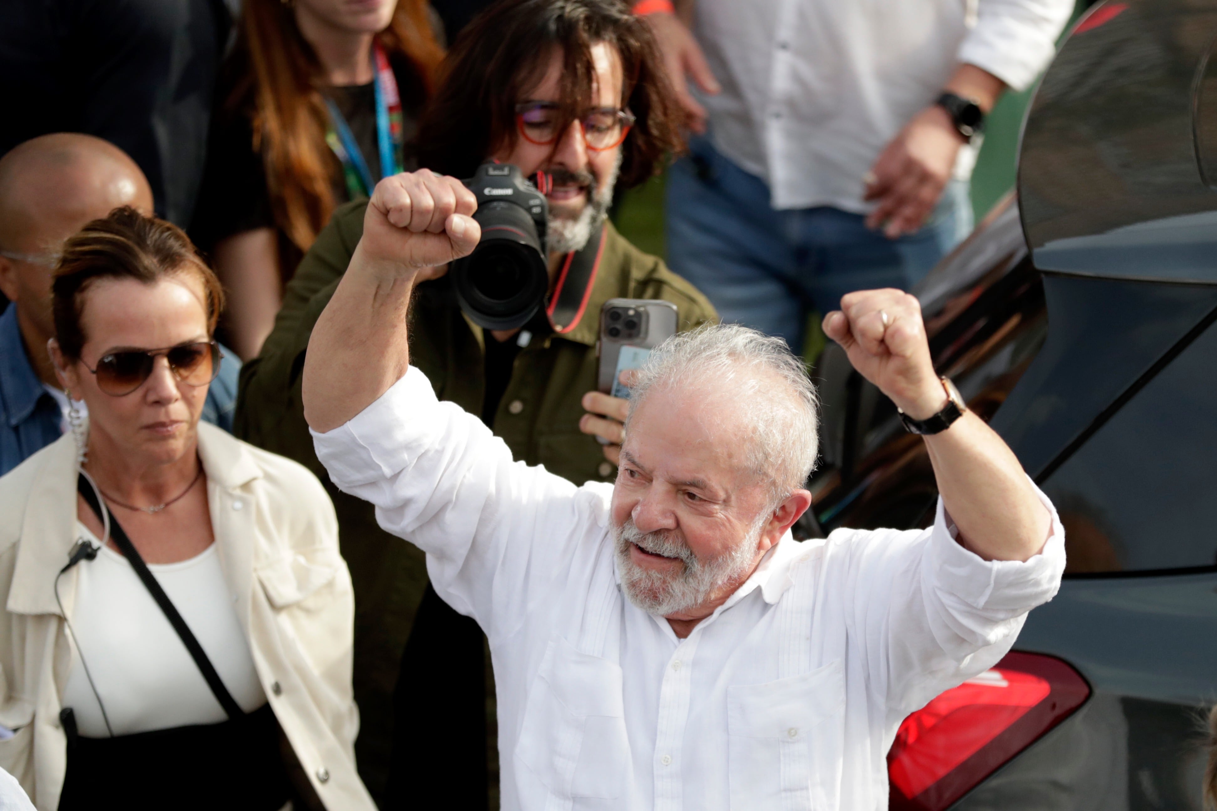 El exmandatario brasileño Luiz Inácio Lula da Silva, candidato favorito para las elecciones presidenciales de octubre, saluda a sus simpatizantes durante el evento de arranque de su campaña frente a la fábrica de Volkswagen en Sao Bernardo do Campo