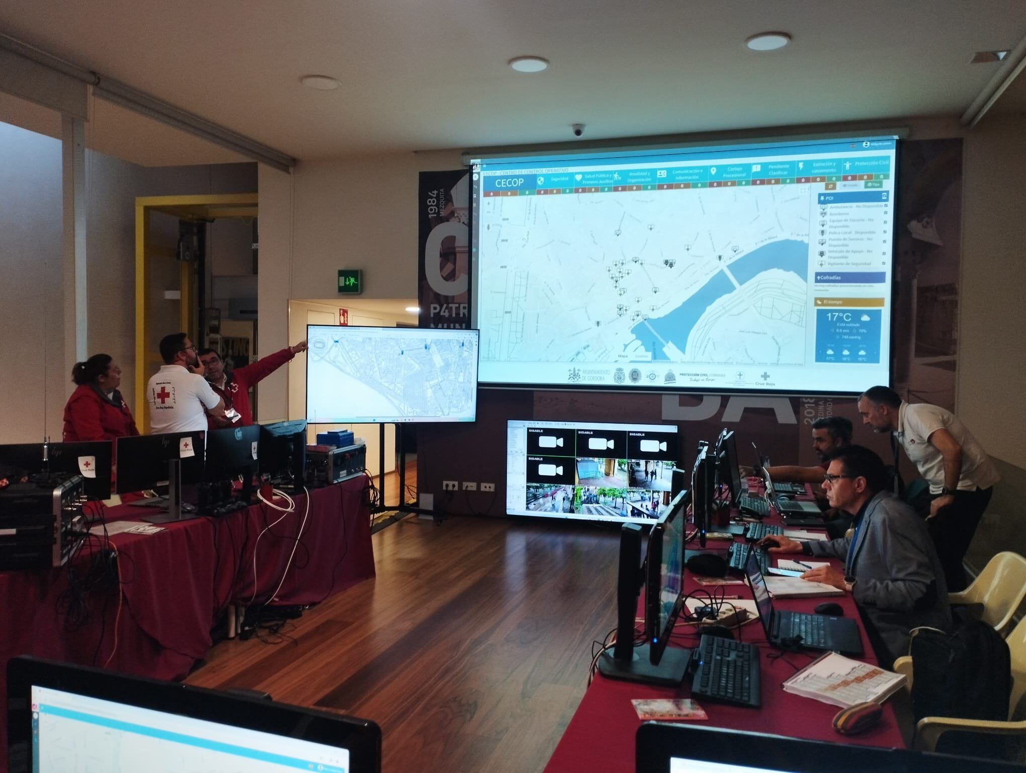 Miembros del CECOP de Córdoba, con motivo de la Semana Santa, en la sala de control.